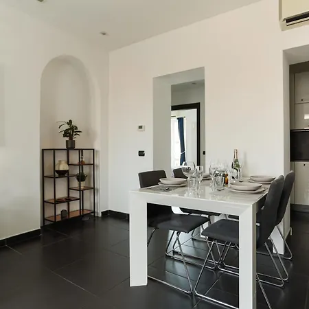 Stylish Porta Venezia - Bright With Jacuzzi 밀라노